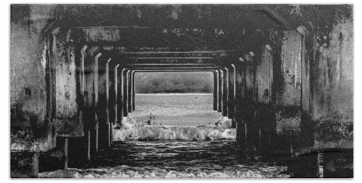 Ocean Hand Towel featuring the photograph Hanalei Pier - BW by Alan Hart