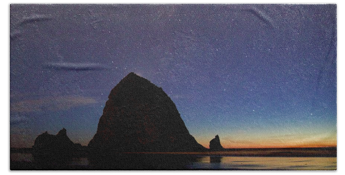 Oregon Bath Towel featuring the photograph Haystack Night Sky by Todd Kreuter