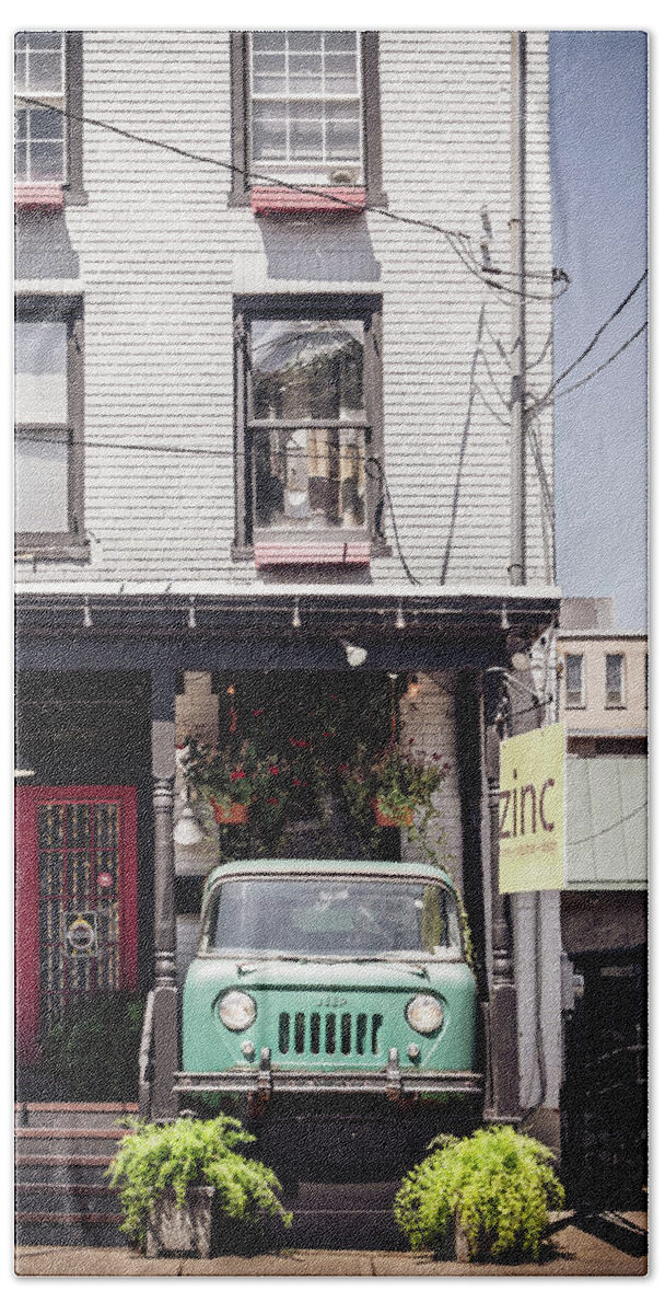 Lambertville Hand Towel featuring the photograph Jeep On The Porch by Steve Stanger