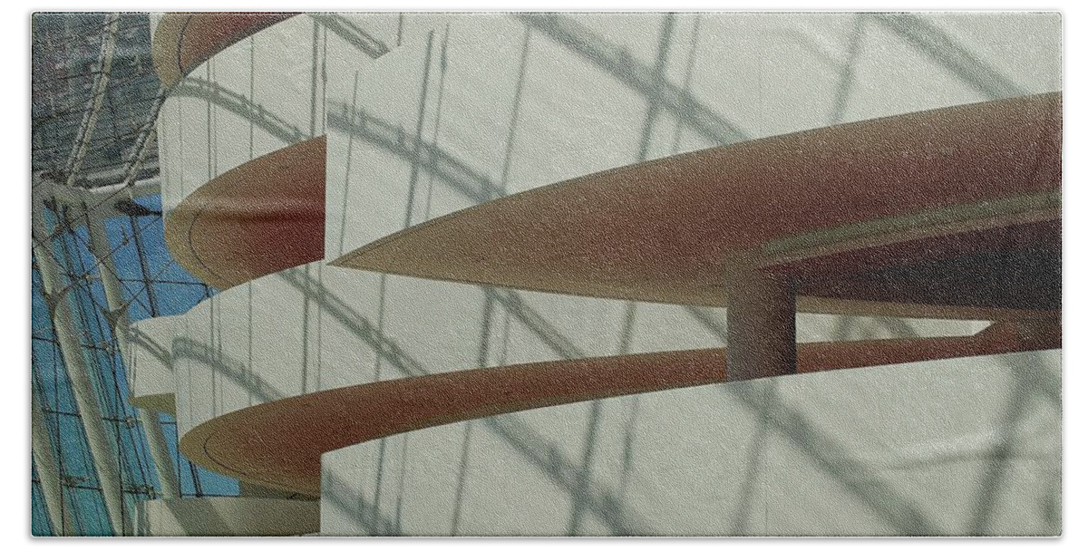 Architect Moshe Safdie Hand Towel featuring the photograph Kaufman Curves by Glory Ann Penington