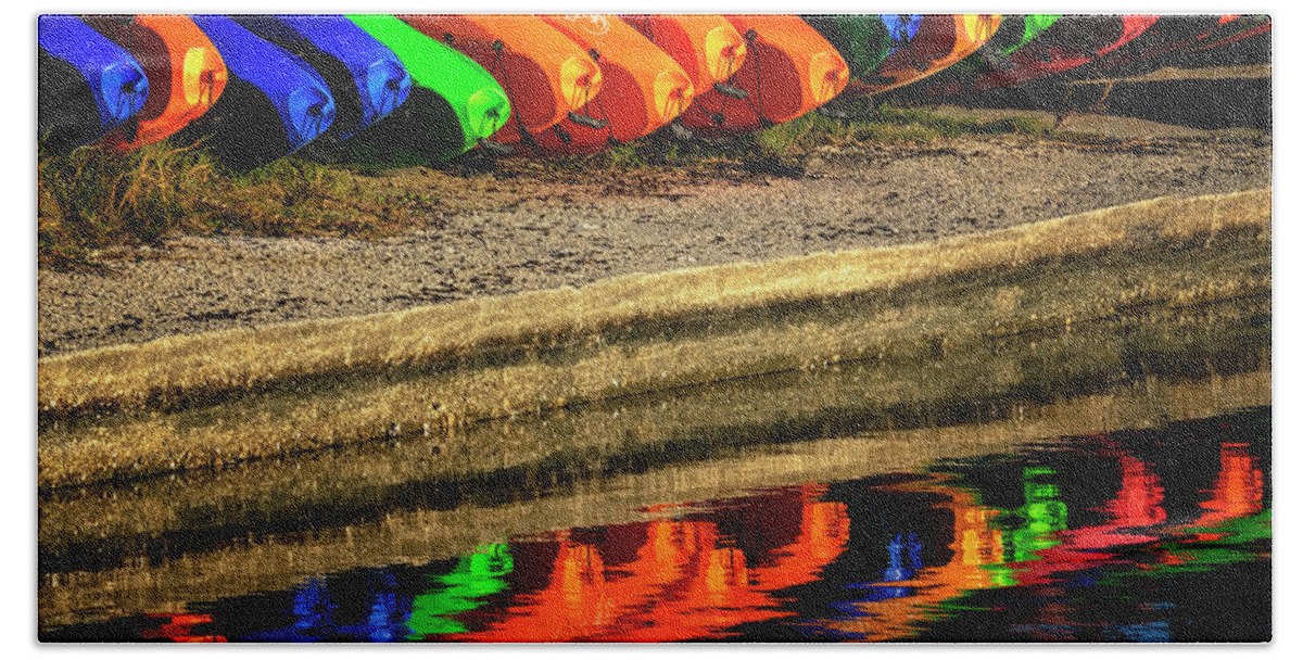 Barberville Roadside Yard Art And Produce Bath Towel featuring the photograph Kayak Reflections by Tom Singleton