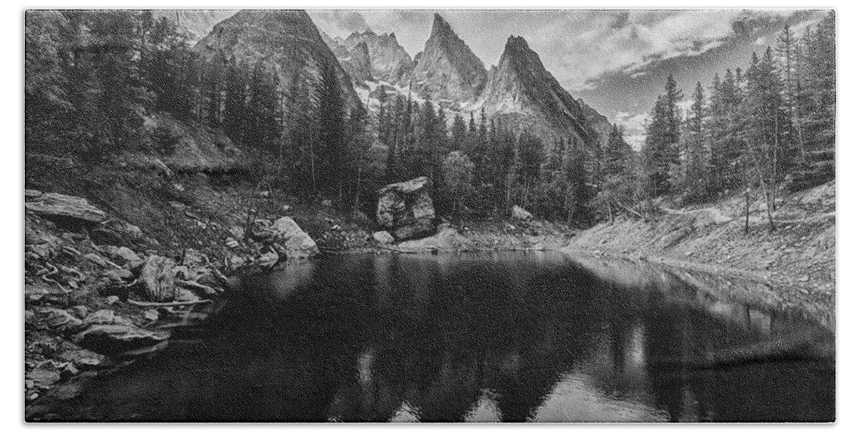 Lago Verde Bath Towel featuring the photograph Lake in the Alps by Jon Glaser