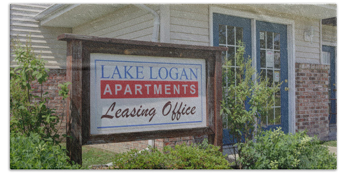 Sign Hand Towel featuring the photograph Lake Logan apartments sign by Jeff Kurtz