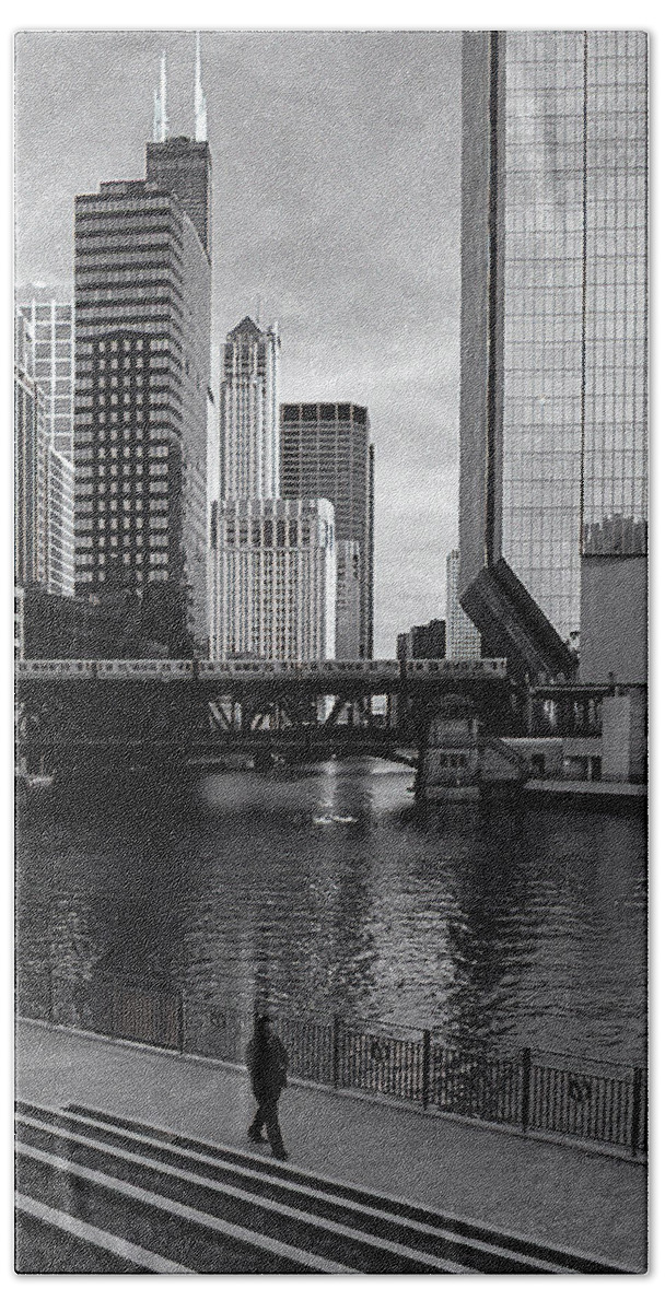 Chicago Bath Towel featuring the photograph Lone Walk by Laura Hedien