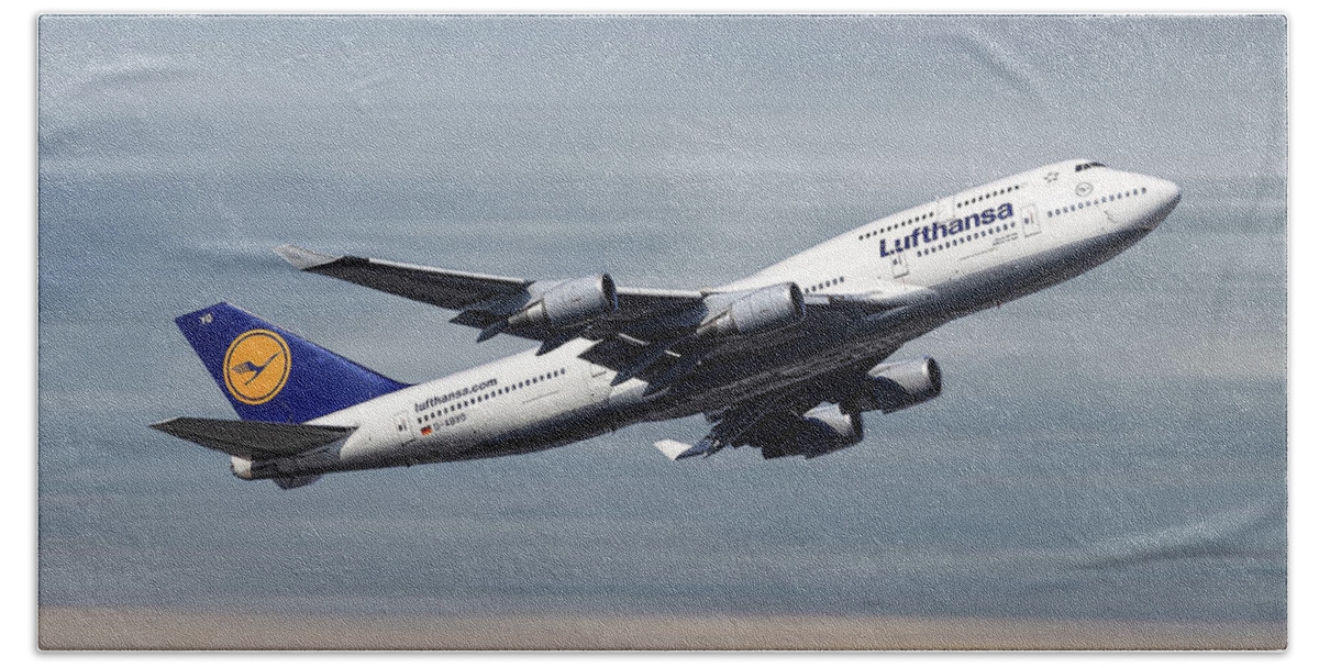 Lufthansa Bath Sheet featuring the mixed media Lufthansa Boeing 747-430 by Smart Aviation