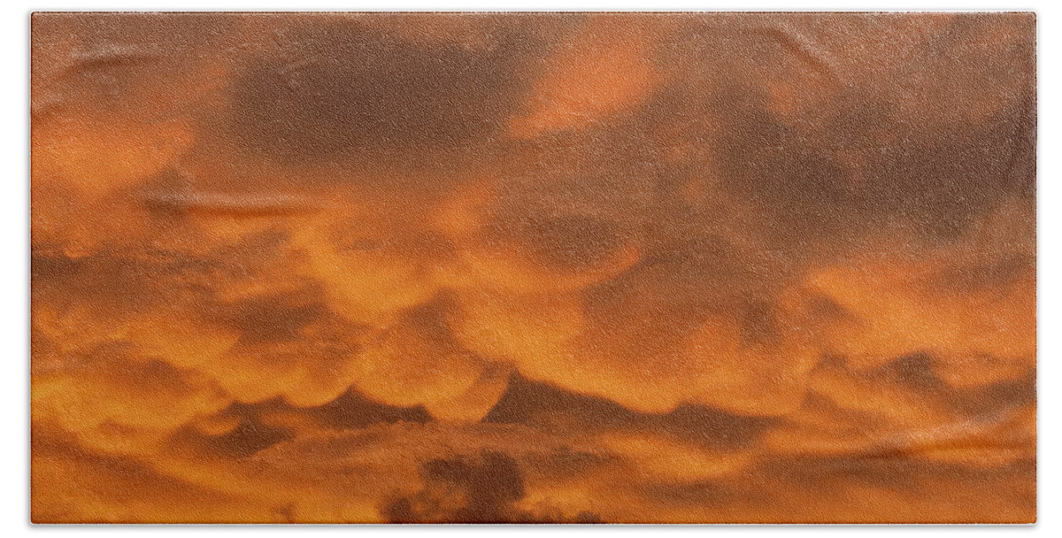 Mammatus Clouds Bath Towel featuring the photograph Mammatus Clouds by Paul Rebmann
