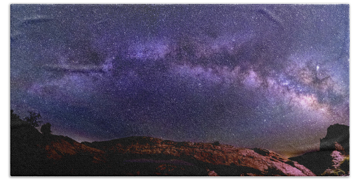 Mesa Bath Towel featuring the photograph Milky Way at Mesa Arch by Kenneth Everett