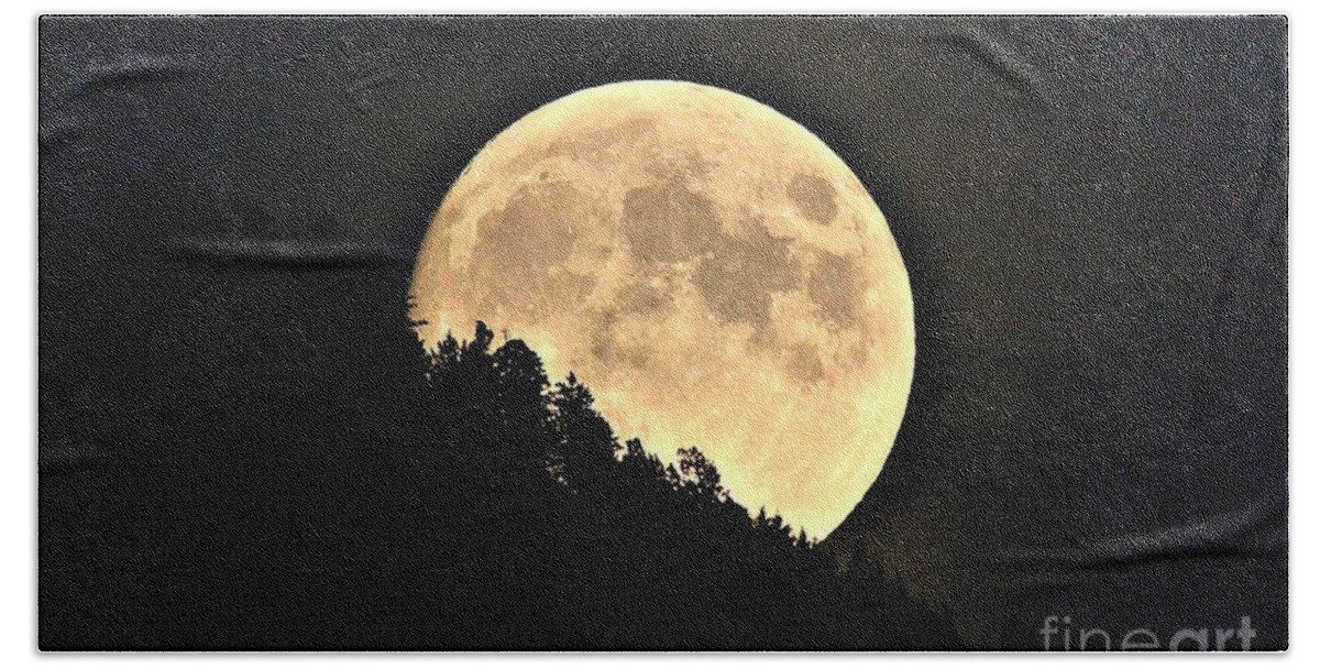 Moon Bath Towel featuring the photograph Moonrise by Dorrene BrownButterfield