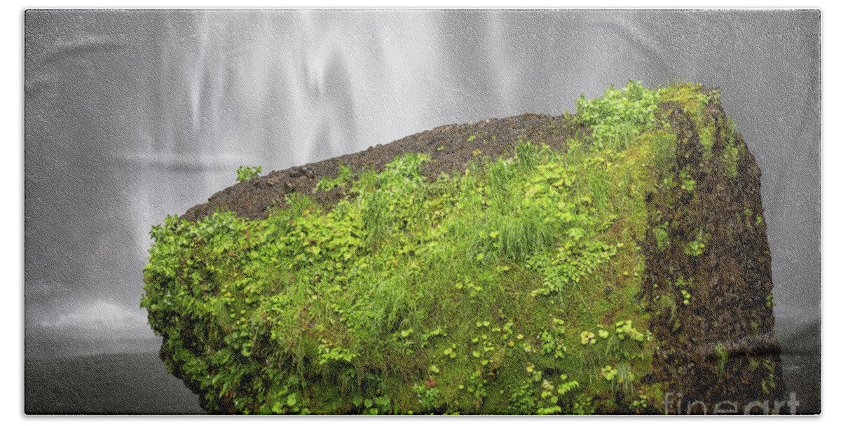 Mossy Boulder Bath Towel featuring the photograph Mossy Boulder At Multnomah Falls by Doug Sturgess