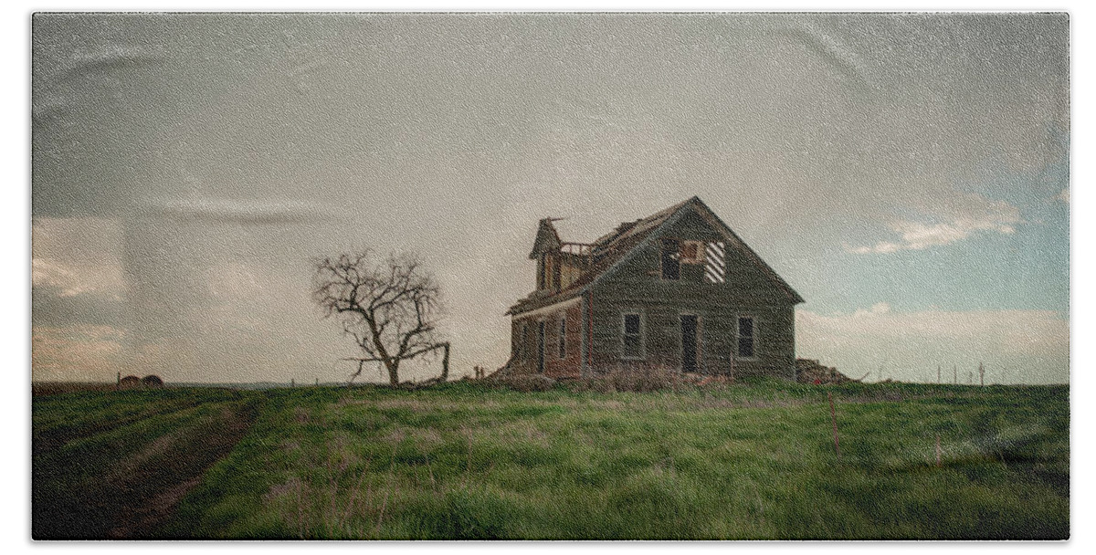 Abandoned Farm Bath Towel featuring the photograph Nebraska Farm House by Laura Hedien