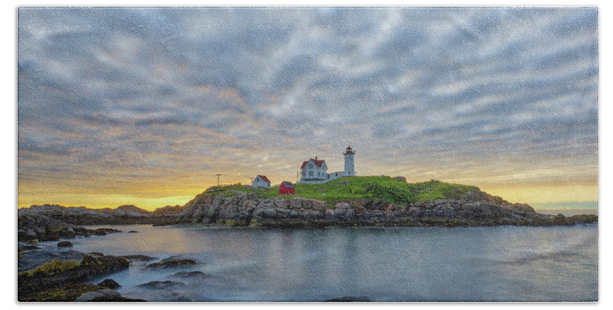 Cape Neddick Light Bath Towel featuring the photograph Nubble Lighthouse by Juergen Roth