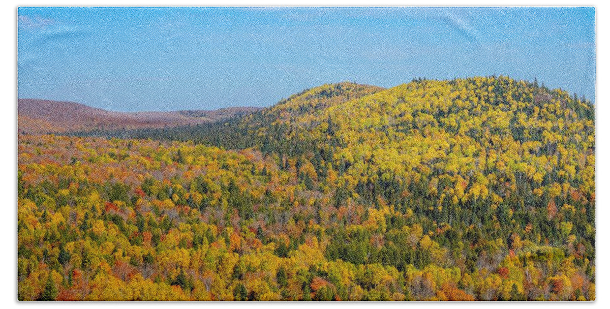 Panorama Bath Towel featuring the photograph Oberg Mountain in Autumn by Susan Rydberg