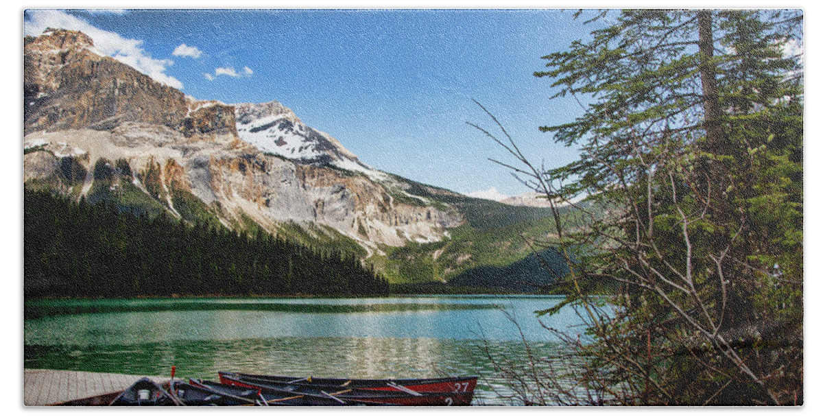 Landscape Bath Towel featuring the photograph Paddles for Emerald Lake by Monte Arnold