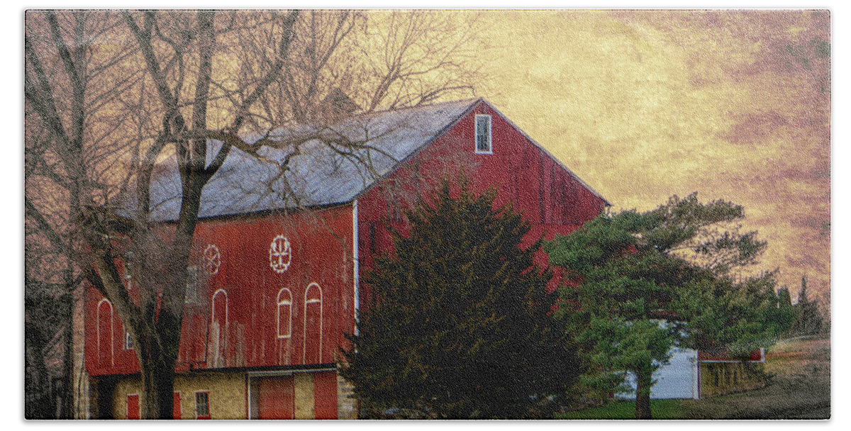 Red Barn Bath Towel featuring the photograph Pennsylvania Vintage Barn by Jason Fink
