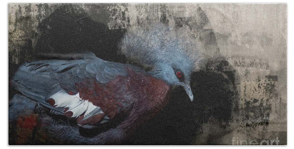Victoria Crowned Pigeon Bath Towel featuring the photograph Pigeon Queen by Eva Lechner