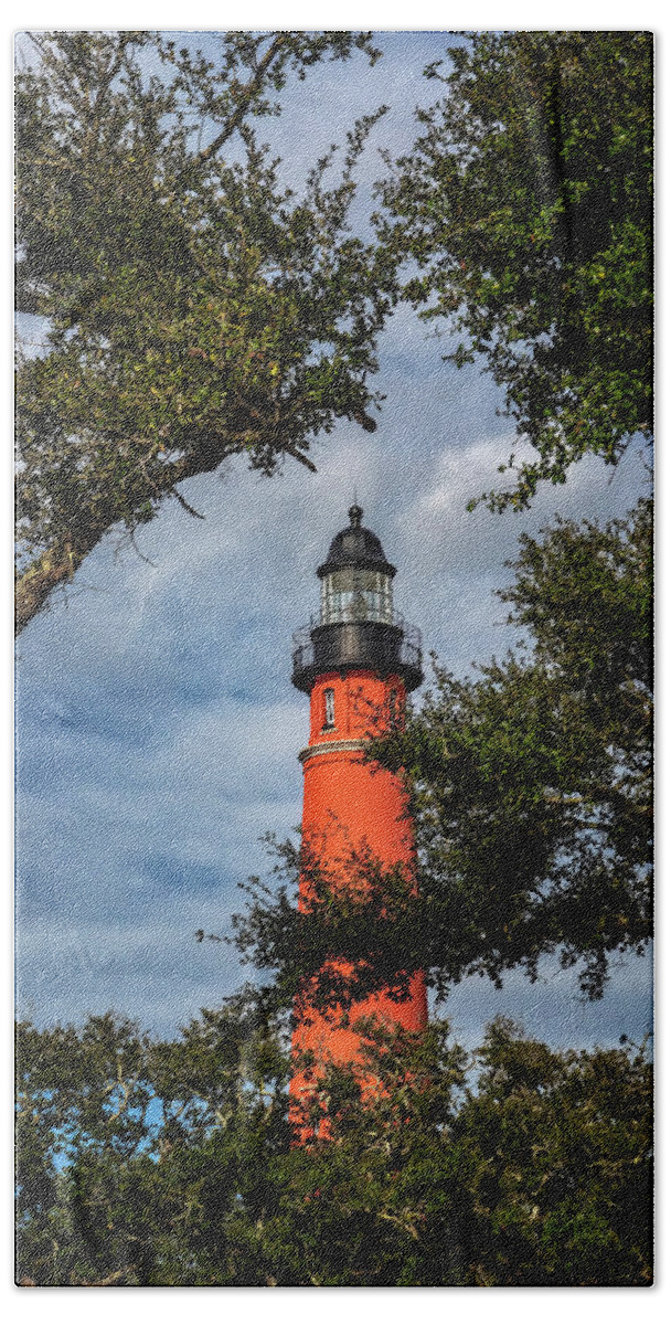 Barberville Roadside Yard Art And Produce Bath Towel featuring the photograph Ponce Inlet Lighthouse by Tom Singleton