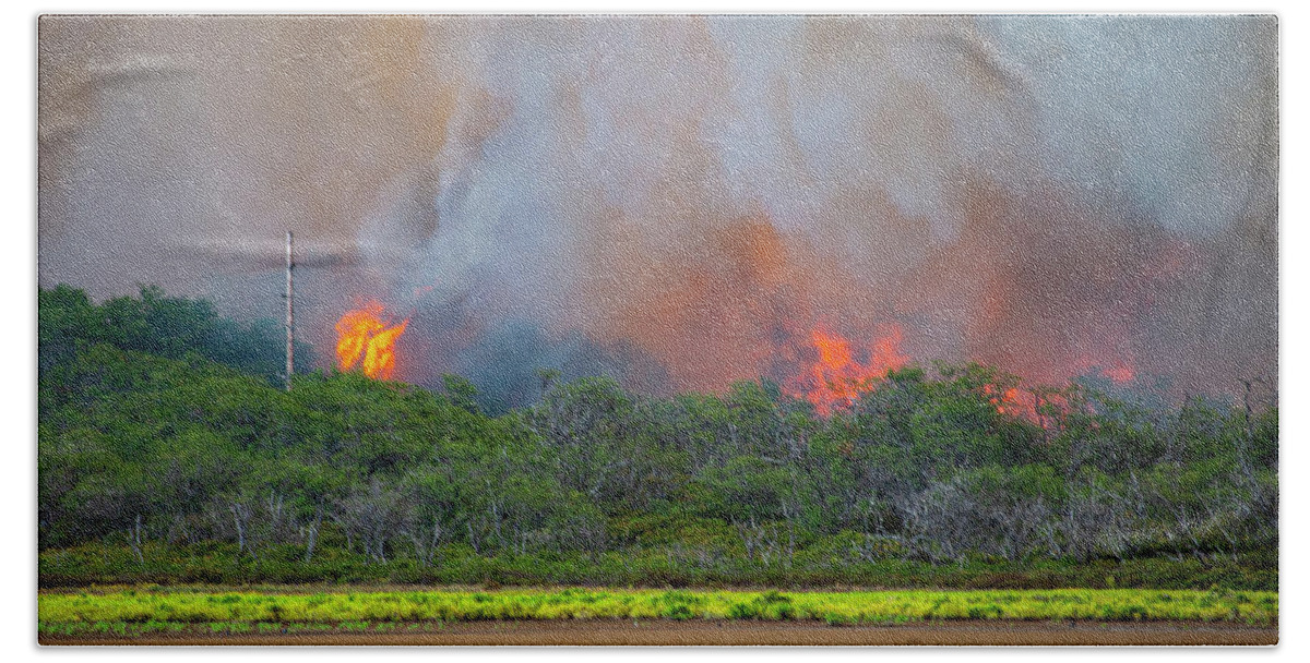 Pond Bath Towel featuring the photograph Maui Burning by Anthony Jones
