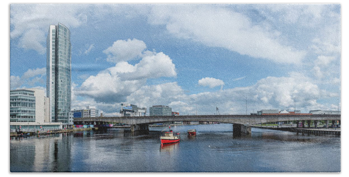 River Bath Towel featuring the photograph River Lagan Bridge, Belfast by Nigel R Bell