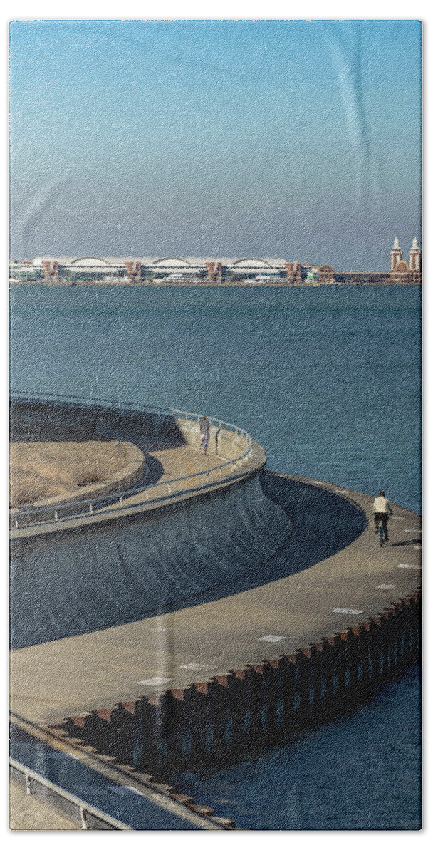 Navy Pier Bath Towel featuring the photograph Round the Bend by Laura Hedien