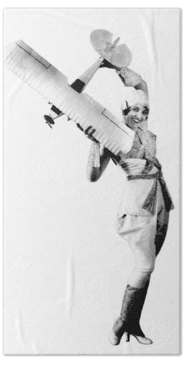 1927 Bath Towel featuring the photograph Ruth Elder, American Aviatrix by Science Source