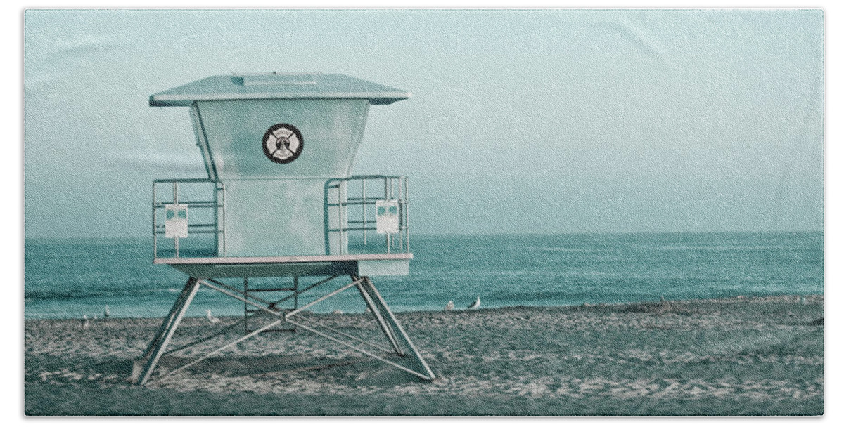 Santa Cruz Bath Towel featuring the photograph Santa Cruz California Lifeguard Tower by Melanie Alexandra Price
