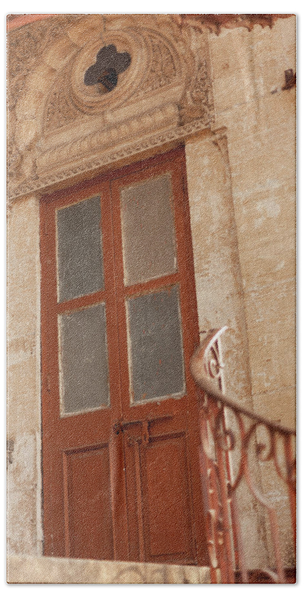 Doorway Bath Towel featuring the photograph Shinde Chhatri Door by Fran Riley