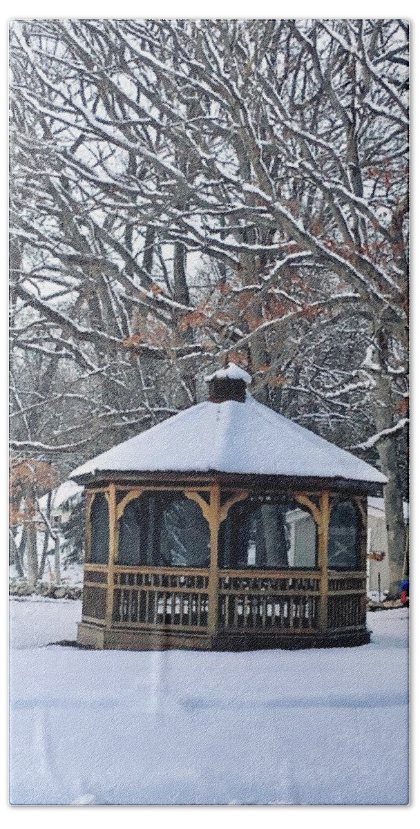 Landscape Bath Towel featuring the photograph Snow-Covered Gazebo and Trees by Lisa Pearlman