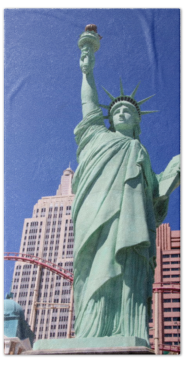 Las Vegas Bath Towel featuring the photograph Statue of Liberty Replica in Las Vegas by Laura Smith