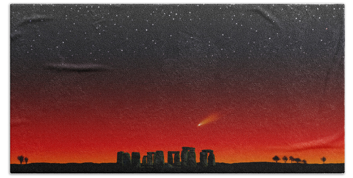 Comet Ison Bath Towel featuring the painting Stonehenge at Night by David Arrigoni