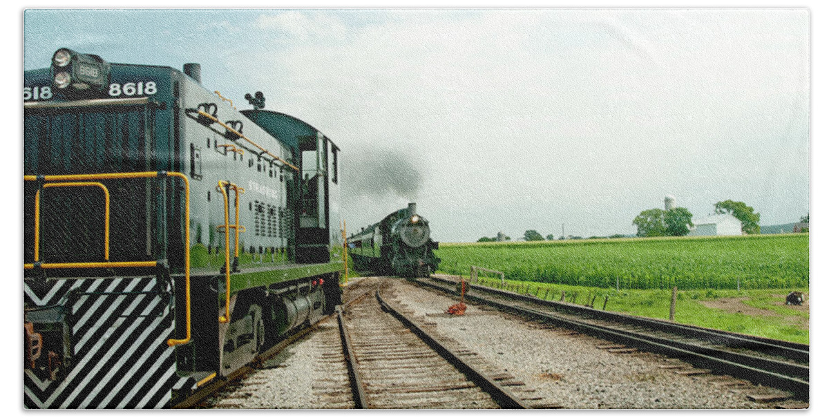 D2-rr-0842 Bath Towel featuring the photograph Strasburg Express opn way home by Paul W Faust - Impressions of Light