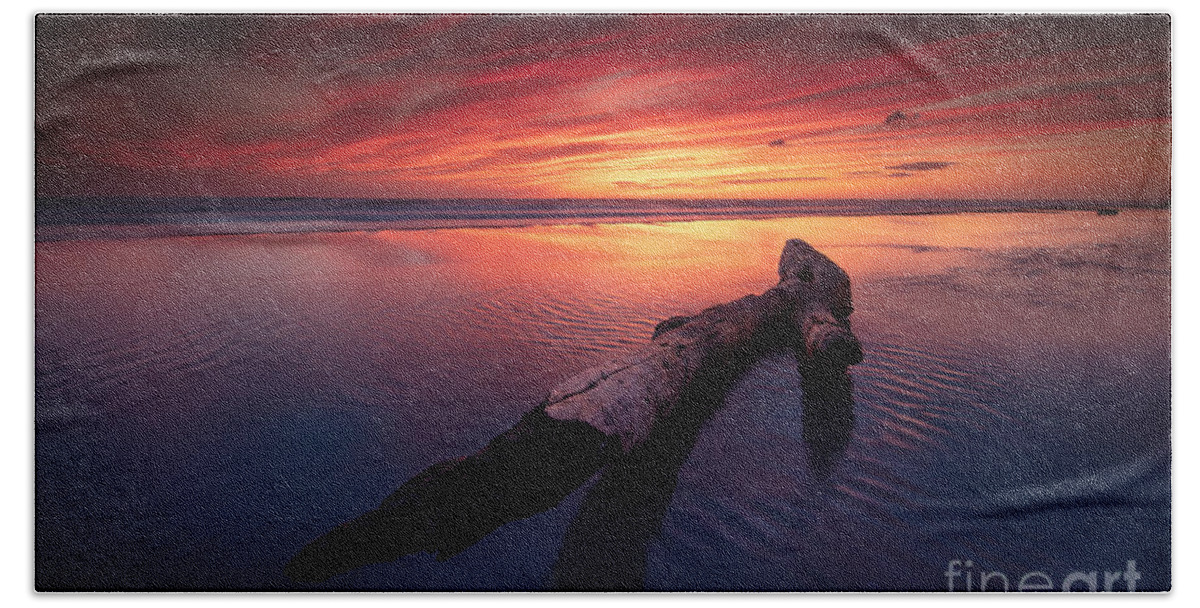 Landscape Bath Towel featuring the photograph Sunset log by Marco Crupi