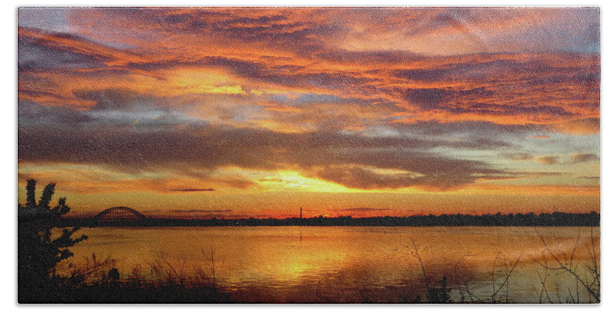 Sunset Bath Towel featuring the photograph Sunset on the Delaware No. One by Linda Stern