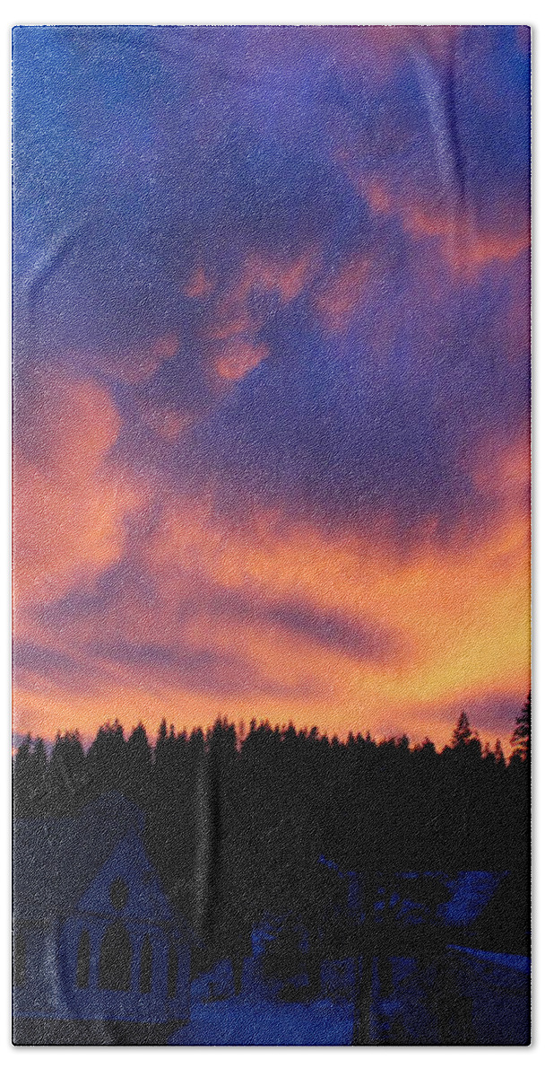 Sunset Bath Towel featuring the photograph Sunset over Elk River Idaho by Jean Evans