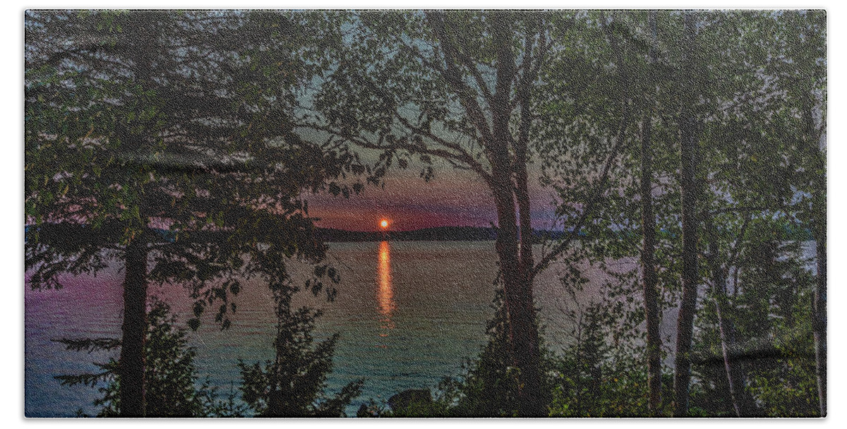 Sunset Bath Towel featuring the photograph Sunset through the trees by Joe Holley