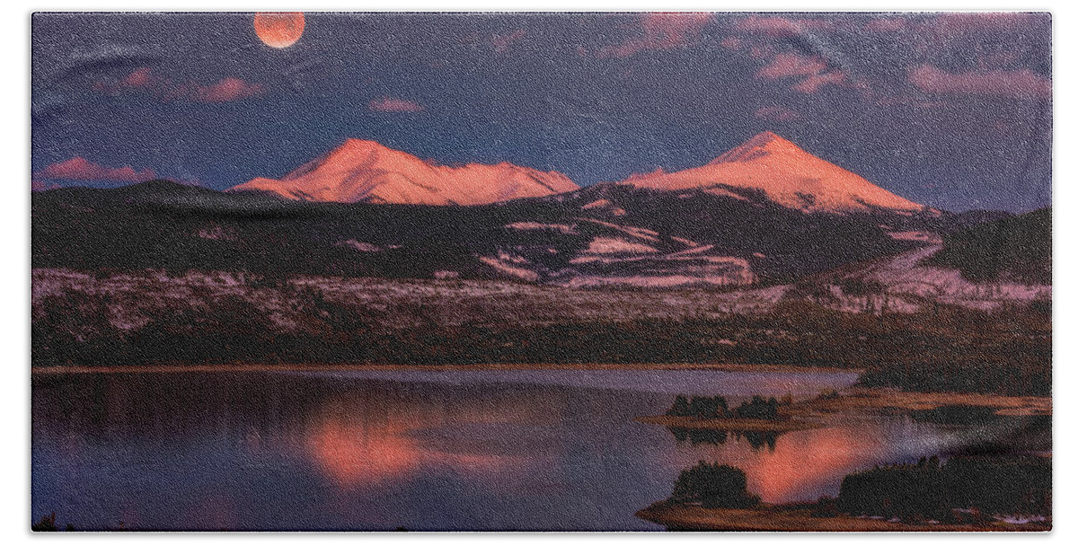 Blood Moon Hand Towel featuring the photograph Super Wolf Blood Moonrise by Darren White