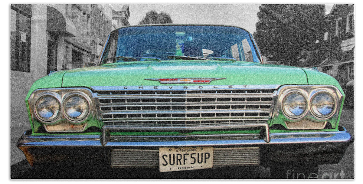 Vintage Bath Towel featuring the photograph Surf5up by Steve Ember