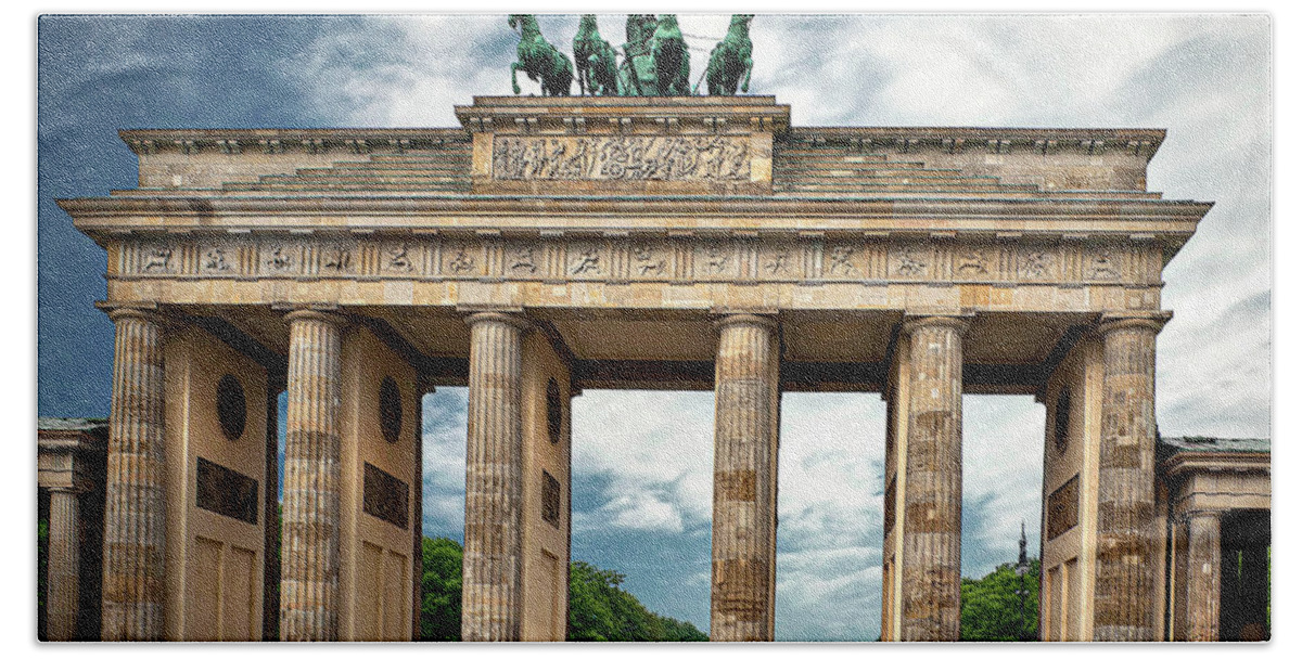 Endre Bath Towel featuring the photograph The Brandenburg Gate by Endre Balogh
