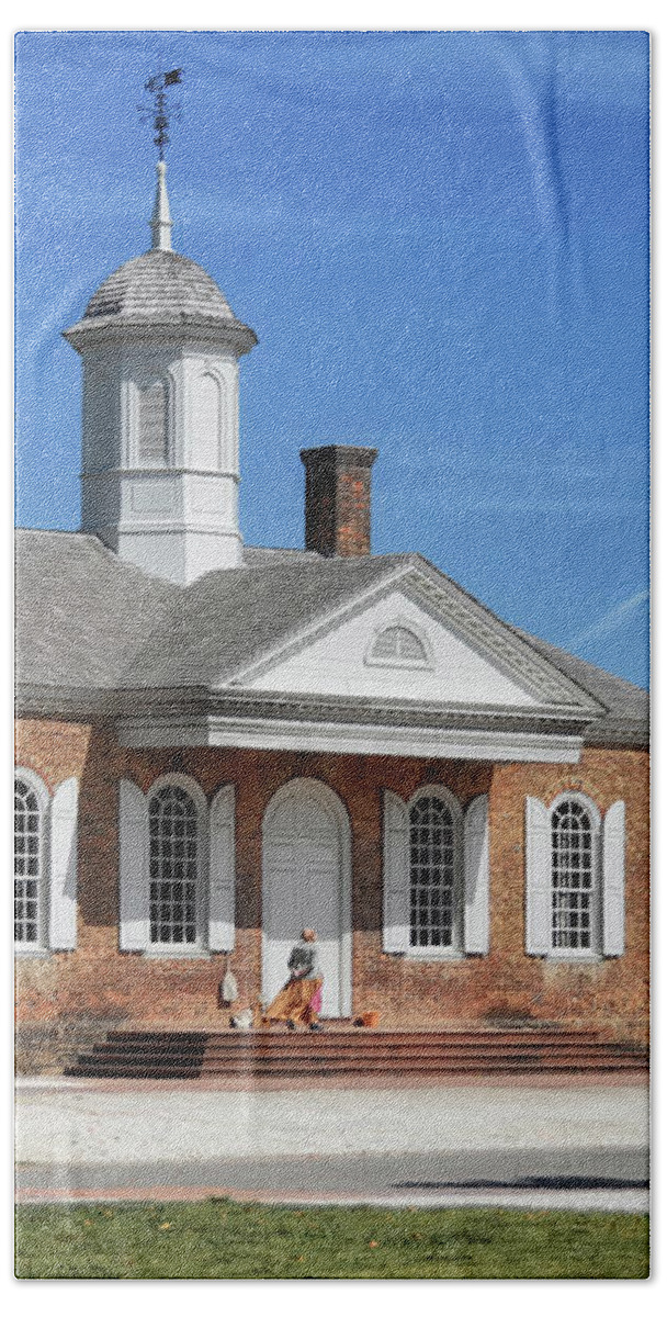 Williamsburg Bath Towel featuring the photograph The Colonial Williamsburg Courthouse by Lois Bryan