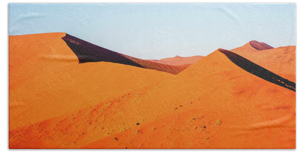  Gary Hall Bath Towel featuring the photograph The Red Sands of Soussesvlei 2 by Gary Hall