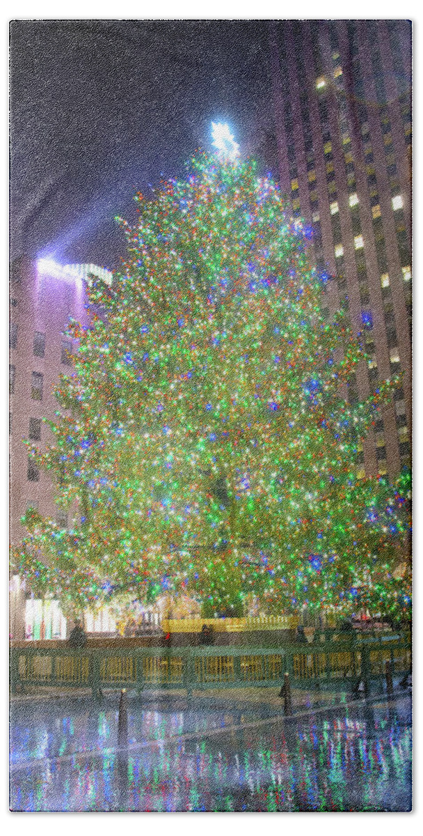 New York Bath Towel featuring the photograph The Rockefeller Center Christmas Tree by Mark Andrew Thomas