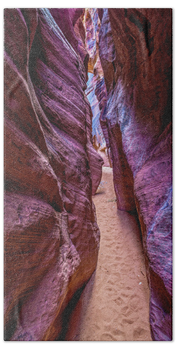 Arizona Hand Towel featuring the photograph The Wire by Jonathan Davison
