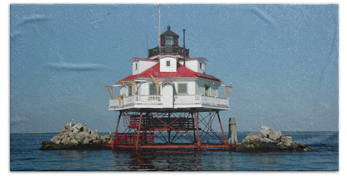 Thomas Point Bath Towel featuring the photograph Thomas Point Shoal Light by Mark Duehmig