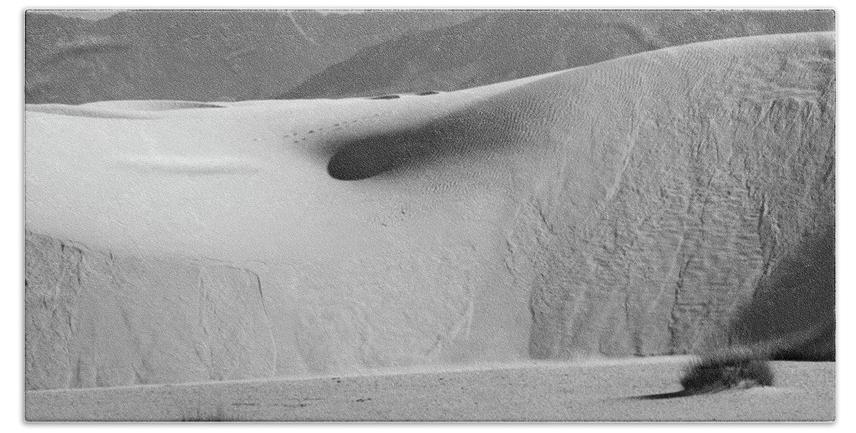 Richard E. Porter Bath Towel featuring the photograph Transitions - White Sands National Monument, New Mexico by Richard Porter