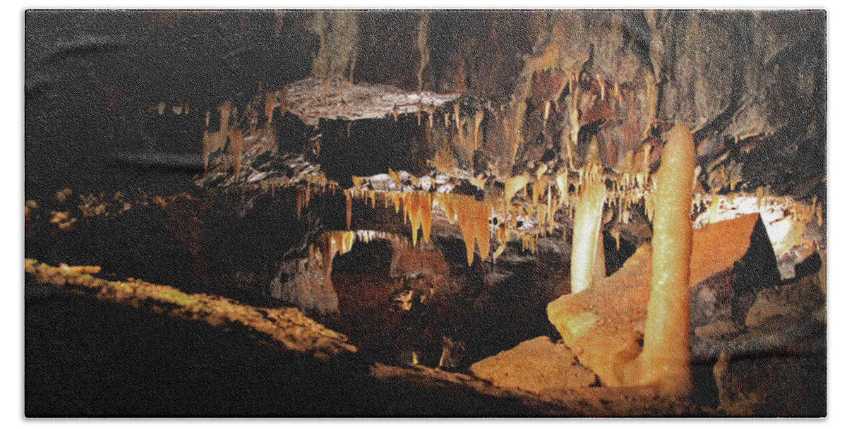 Ohio Caverns Bath Towel featuring the photograph Underworld by Gary Kaylor