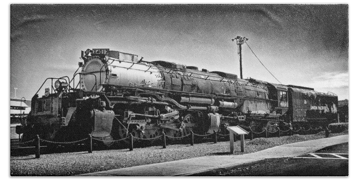 Dir-rr-3239-pb Bath Towel featuring the photograph Union Pacific Big Boy in B W by Paul W Faust - Impressions of Light