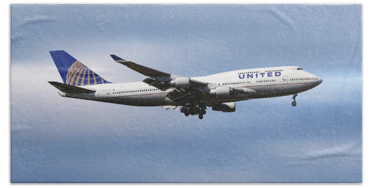 United Airlines Hand Towel featuring the mixed media United Airlines Boeing 747-422 by Smart Aviation