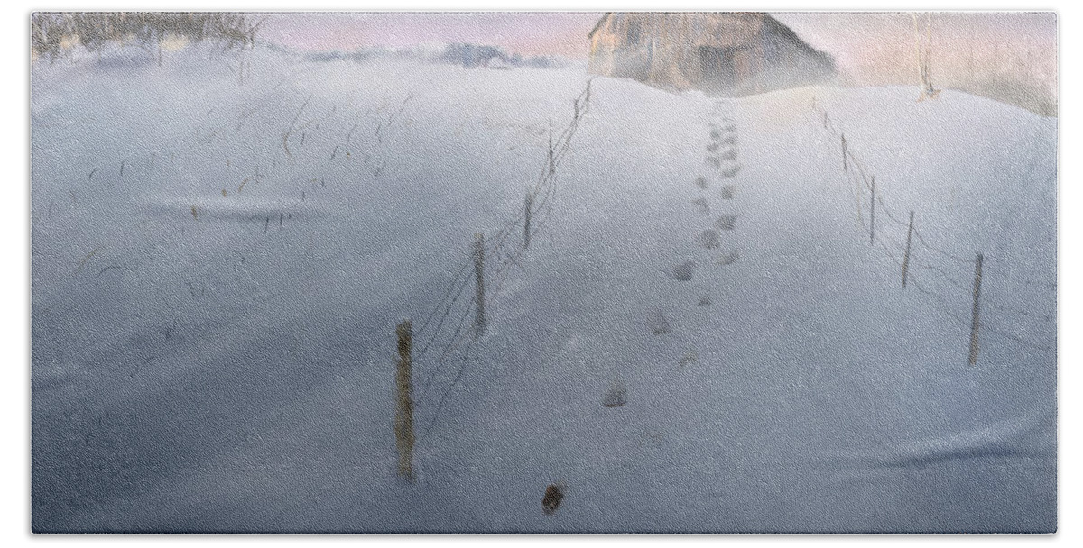 Wyeth Bath Towel featuring the digital art Winds Picking Up After The Snowstorm, at Sunset by Glenn Galen