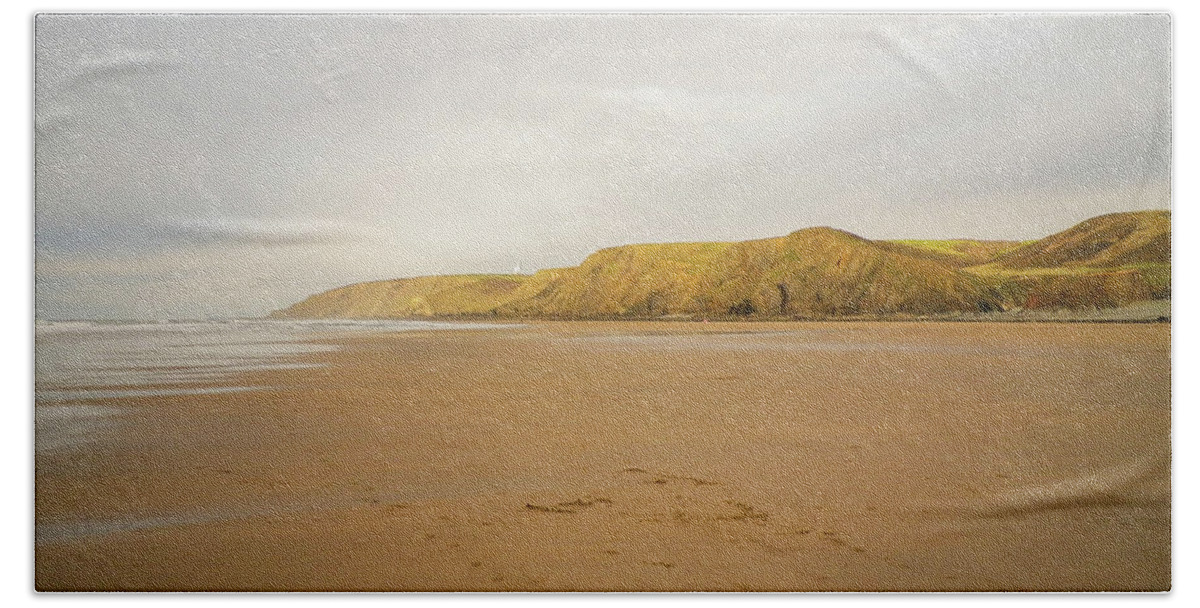 Beach Bath Towel featuring the photograph Winter Hues Sandymouth Cornwall by Richard Brookes