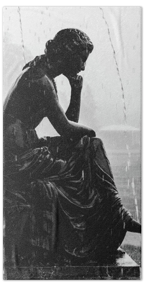 Rice Memorial Fountain Hand Towel featuring the photograph Woman of the Fountain by David Pratt