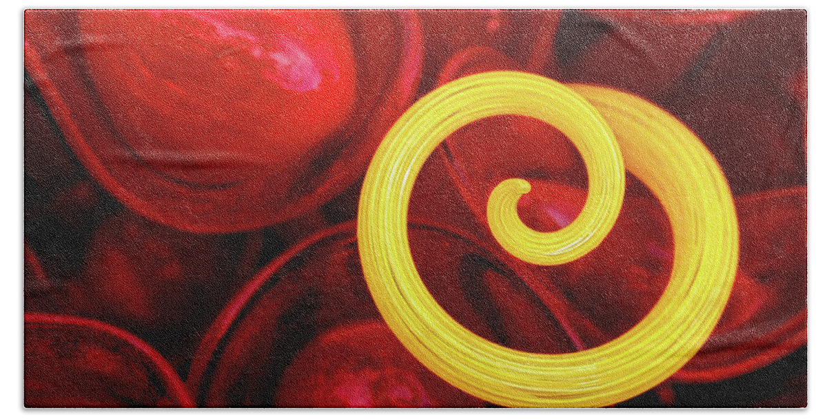Dallas Arboretum Bath Towel featuring the photograph Yellow Spiral by Ann Skelton
